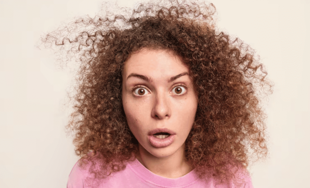 Adeus Cabelo com Frizz: 5 Segredos Infalíveis para ter um Cabelo Brilhante em Qualquer Clima