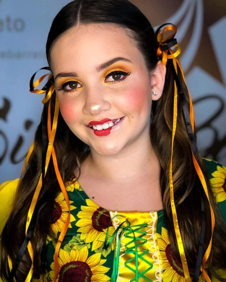 Make com Batom Vermelho e Biquinho em Formato de Coração