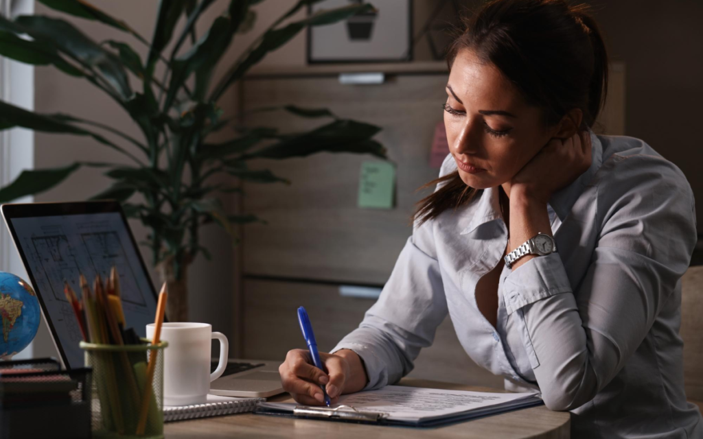 7 erros que sabotam sua organização financeira e mantêm você no aperto