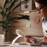 7 erros que sabotam sua organização financeira e mantêm você no aperto