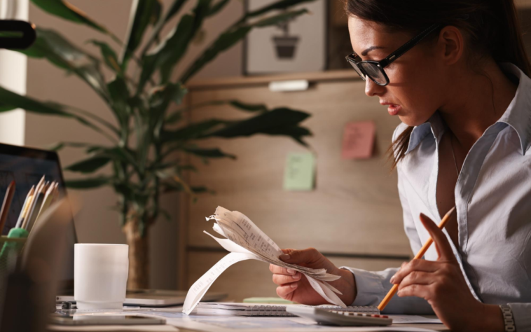 7 erros que sabotam sua organização financeira e mantêm você no aperto