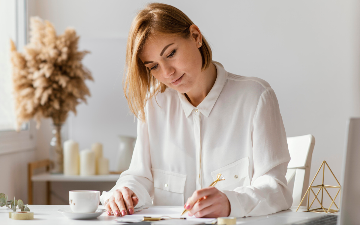 8 Hábitos de mulheres que nunca ficam sem dinheiro